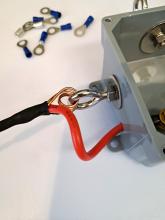 New centre insulator with flexible connections for the antenna wires